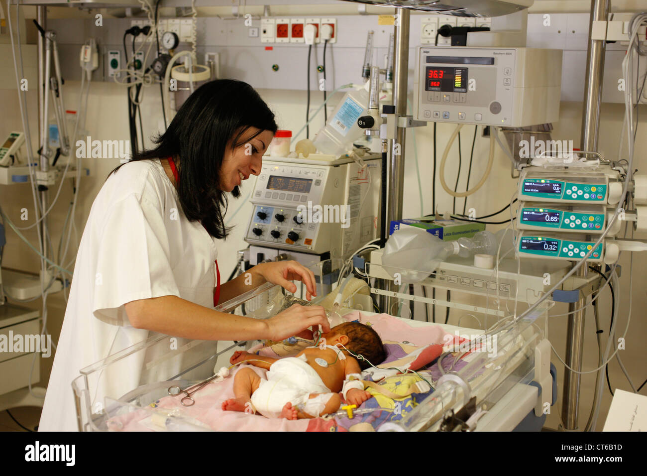 Bambino prematuro, cura Foto Stock