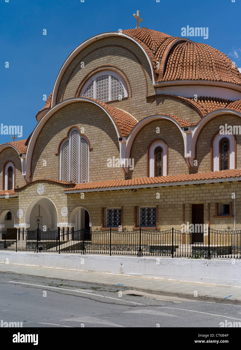 dh DERYNEIA CIPRO greco ortodosso moderna chiesa cristiana grecia chiese Foto Stock