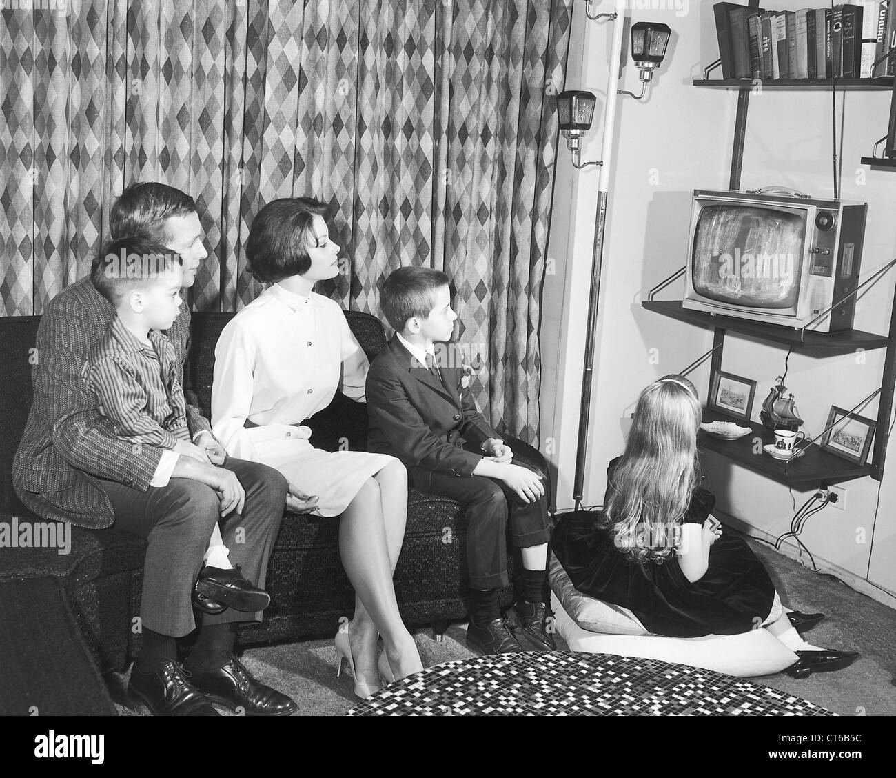 Vintage immagine della famiglia di guardare la televisione in salotto Foto Stock