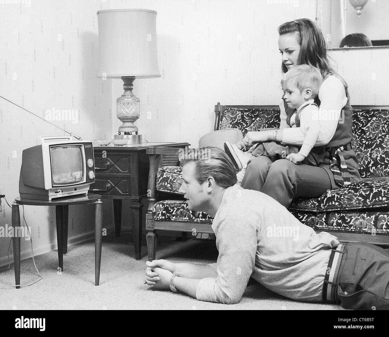 Vintage immagine della famiglia di guardare la televisione in salotto Foto Stock