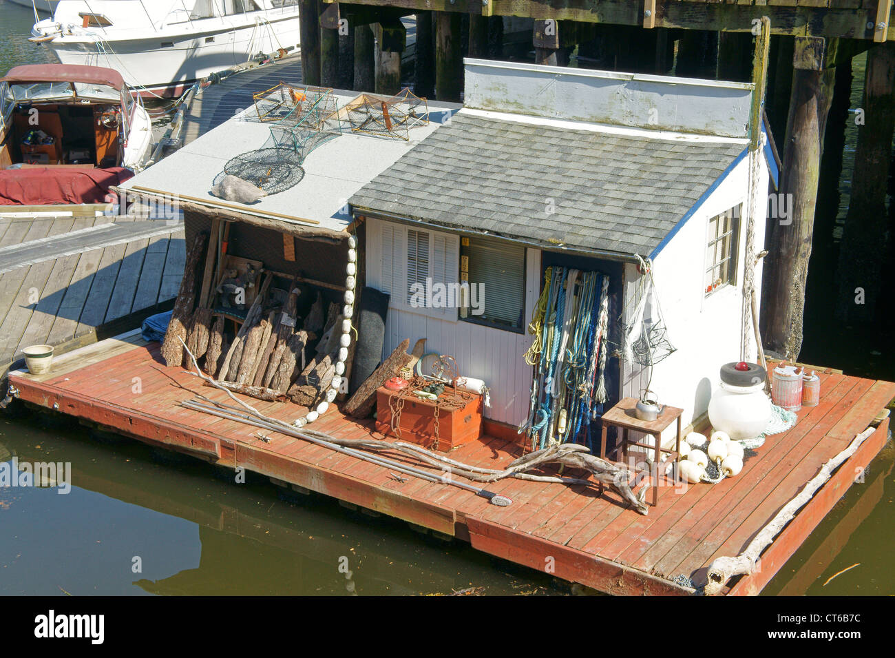 Piccola casa galleggiante in aderenza Cove, Bowen Island, British Columbia Foto Stock