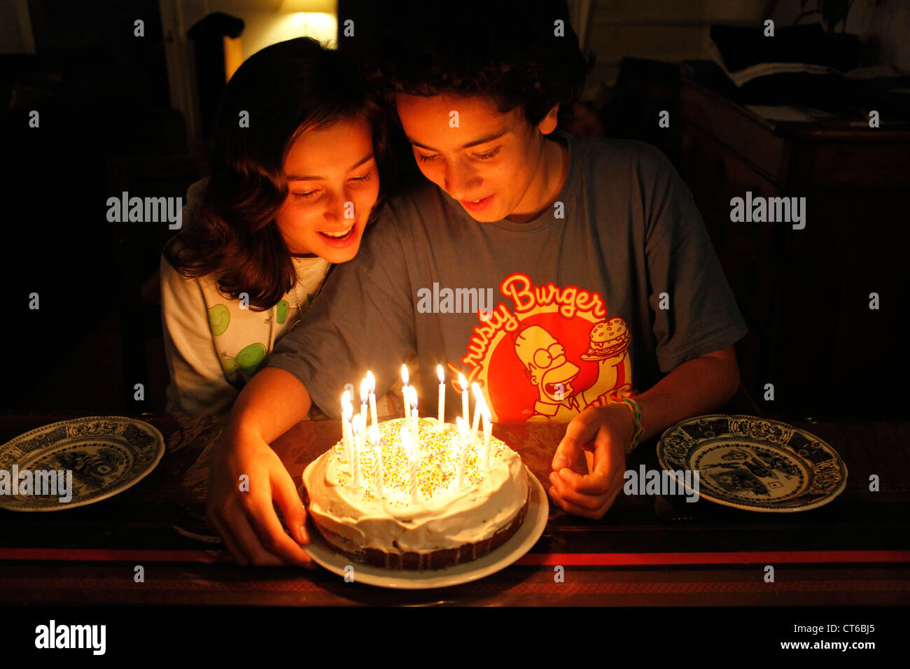 Diciannovesimo Candeline Di Compleanno Isolato - Fotografie stock e altre  immagini di 18-19 anni - 18-19 anni, Abbandonato, Adolescente - iStock