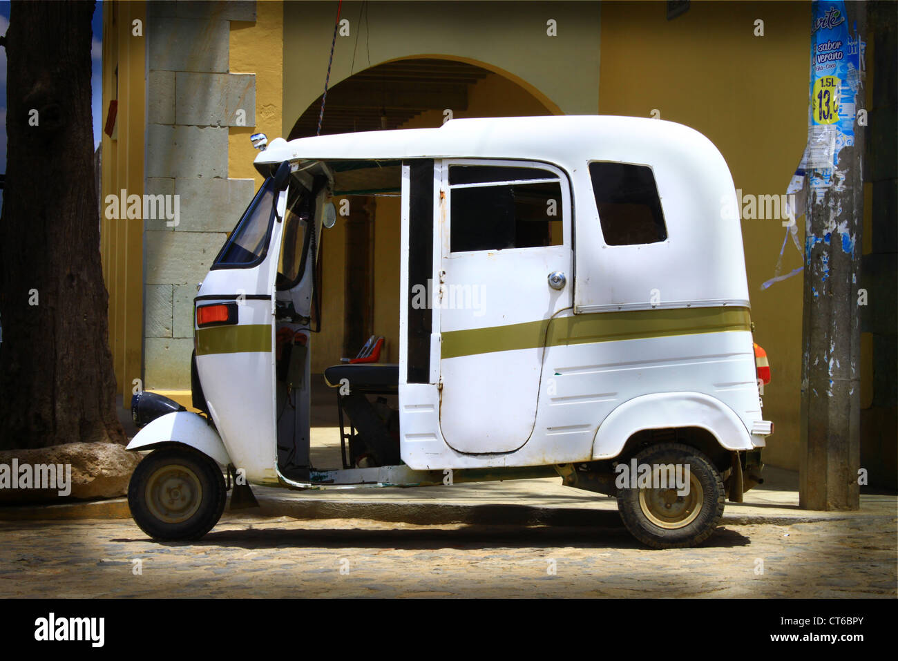 White moto taxi in rickshaw Tlalixtac Oaxaca Messico Foto Stock