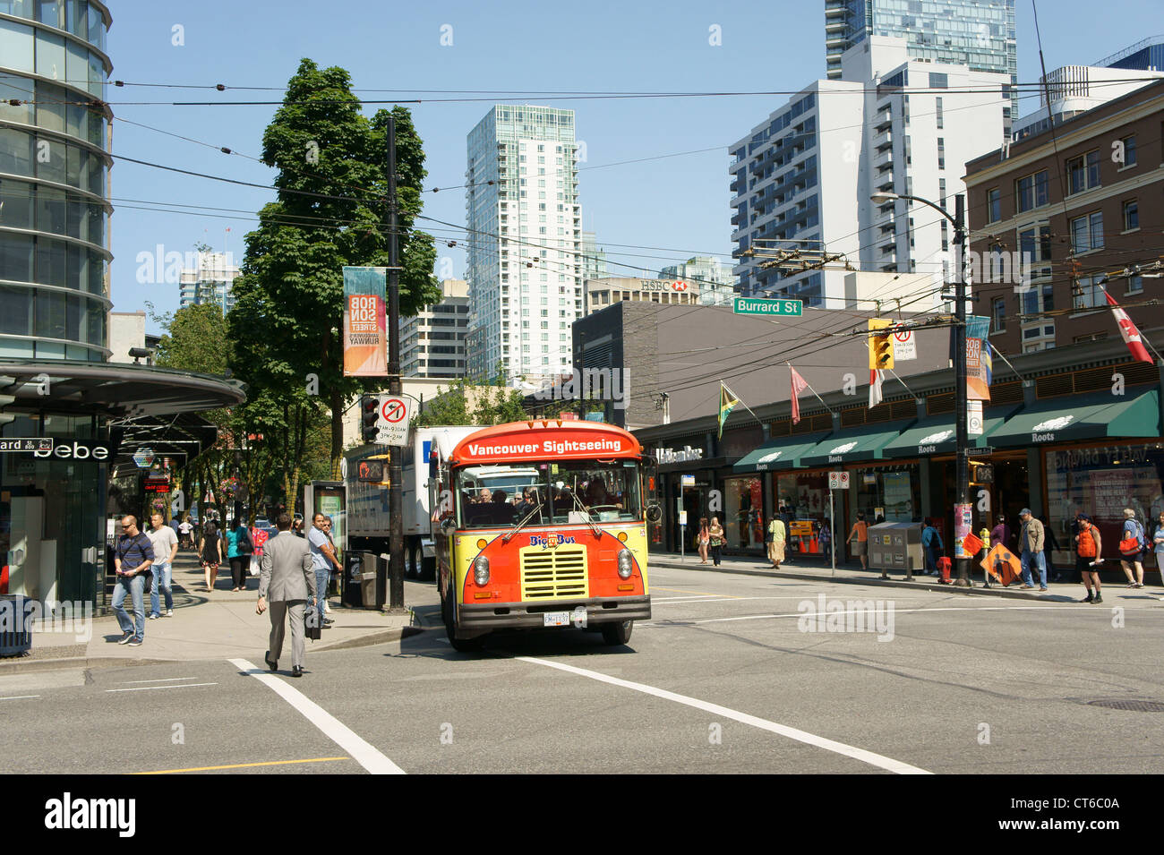 Autobus turistico su un angolo di Robson Street e Burrard Street nel centro cittadino di Vancouver, British Columbia, Canada Foto Stock