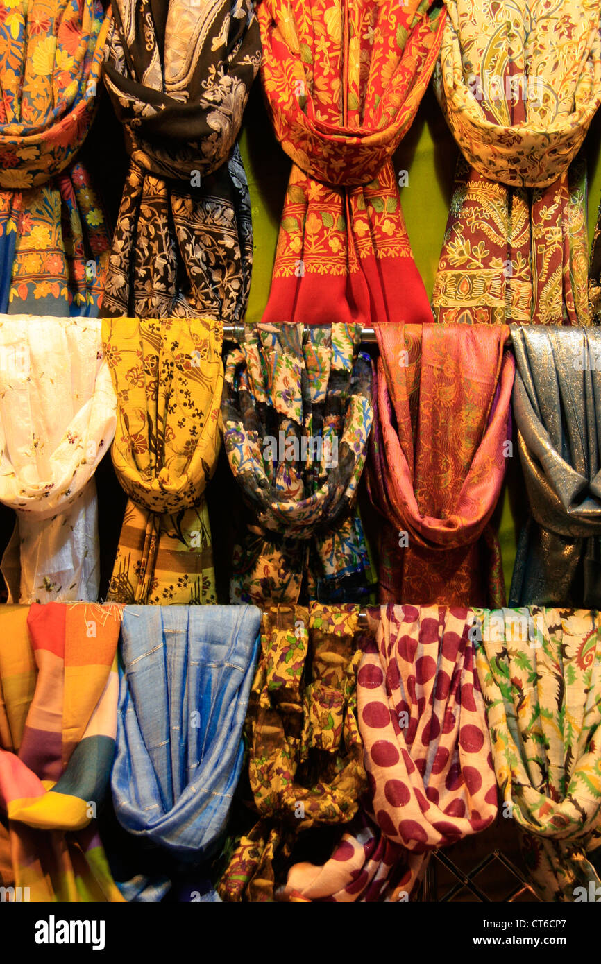 Visualizzazione delle tradizionali turchi tessili, Grand Bazaar, Istanbul, Turchia Foto Stock