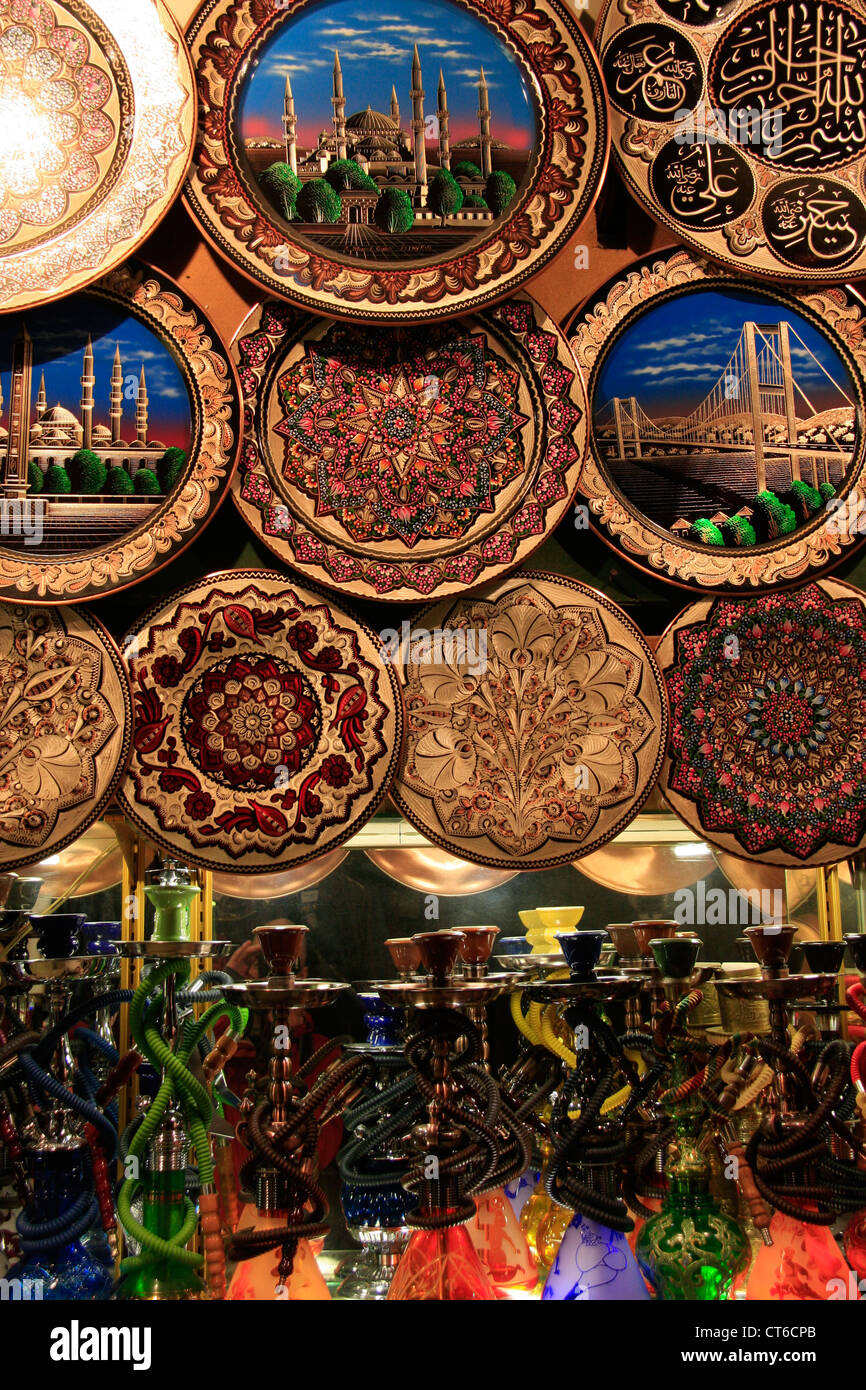 Visualizzare decorativo di piastre di souvenir e narghilè tubi, Grand Bazaar, Istanbul, Turchia Foto Stock