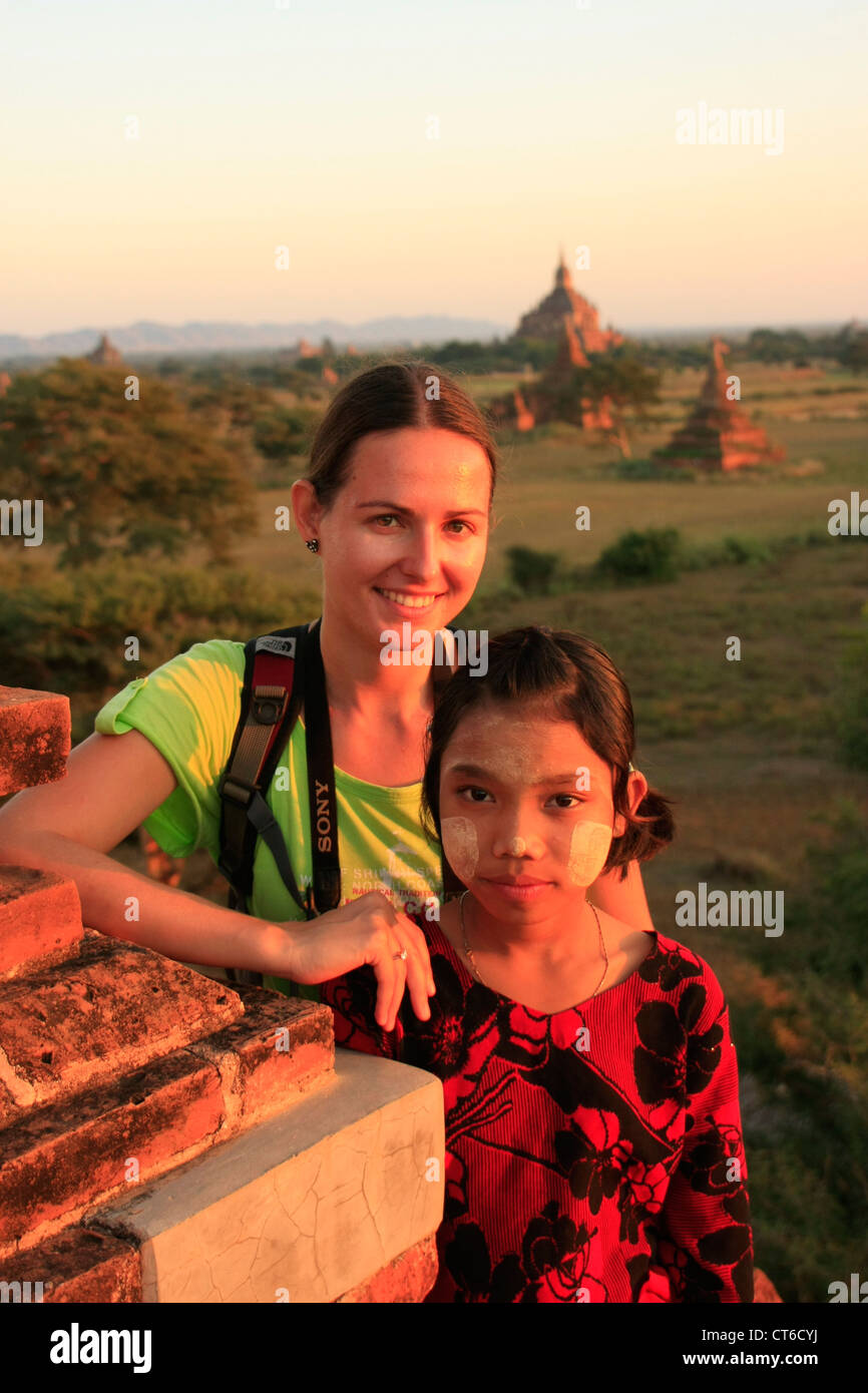 Donna e bambina birmano con tradizionale thanaka incollare sul suo volto, Bagan zona archeologica, Mandalay regione, Myanmar Foto Stock