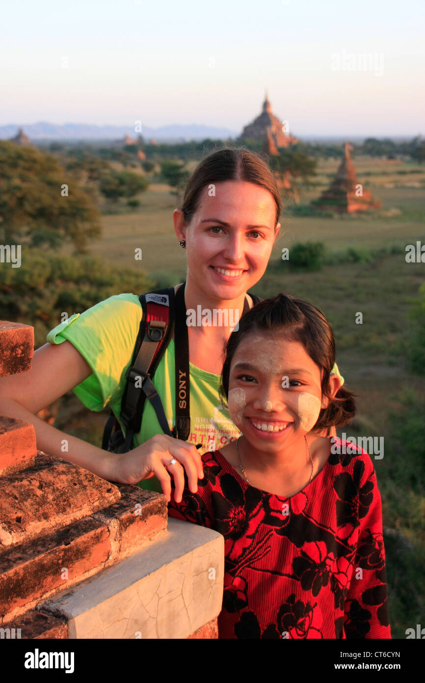 Donna e bambina birmano con tradizionale thanaka incollare sul suo volto, Bagan zona archeologica, Mandalay regione, Myanmar Foto Stock