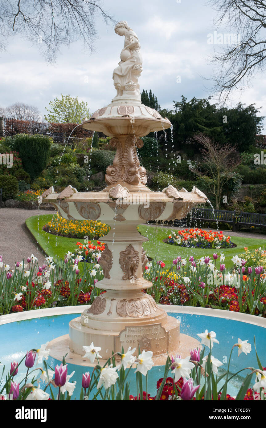 Fontana in sunken giardino formale noto come Dingle, entro la cava parco sulla riva del fiume Severn a Shrewsbury Foto Stock