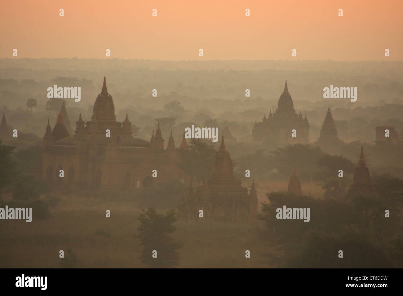Pianure di Bagan nella nebbia mattutina, Bagan zona archeologica, regione di Mandalay, Myanmar, sud-est asiatico Foto Stock