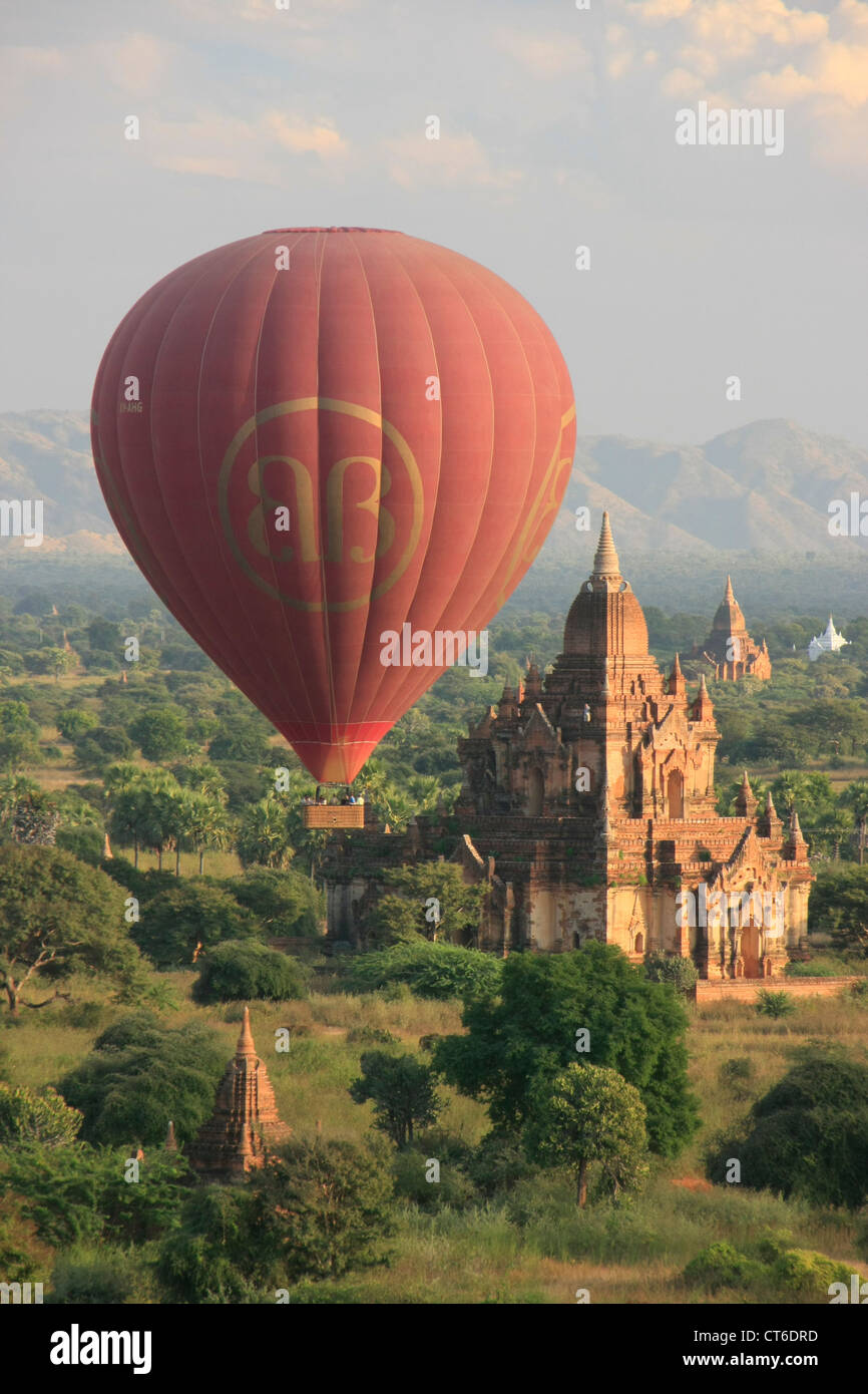 Mongolfiere a Bagan, Bagan zona archeologica, regione di Mandalay, Myanmar, sud-est asiatico Foto Stock