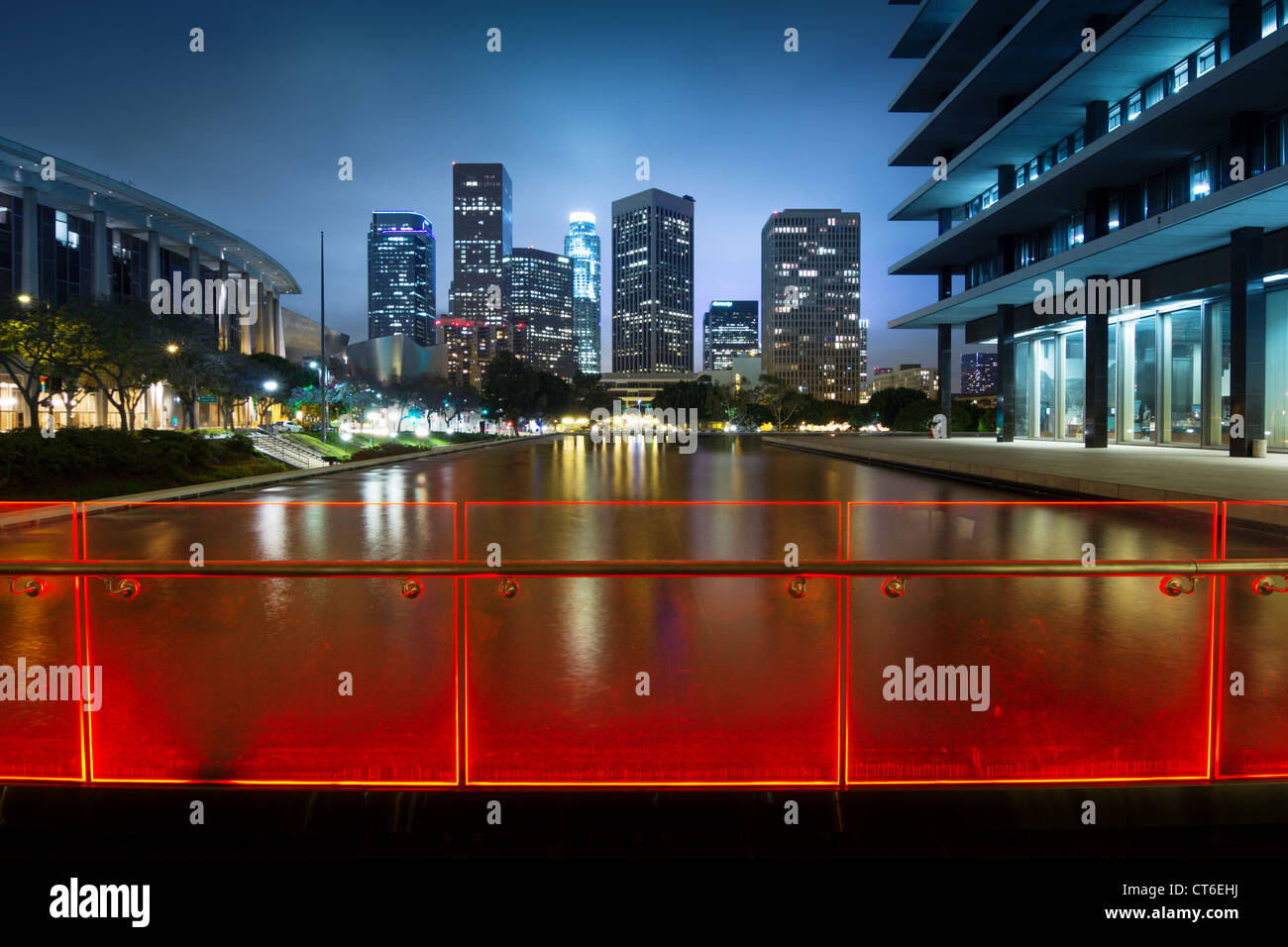 Il centro cittadino di Los Angeles skyline riflette in acqua durante la notte. Foto Stock