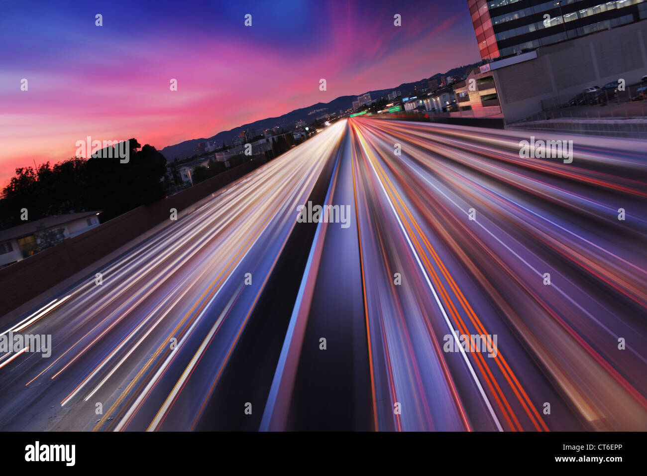 Il traffico al crepuscolo sulla Freeway 405 in direzione di Los Angeles, California. Moto sfocata. Foto Stock