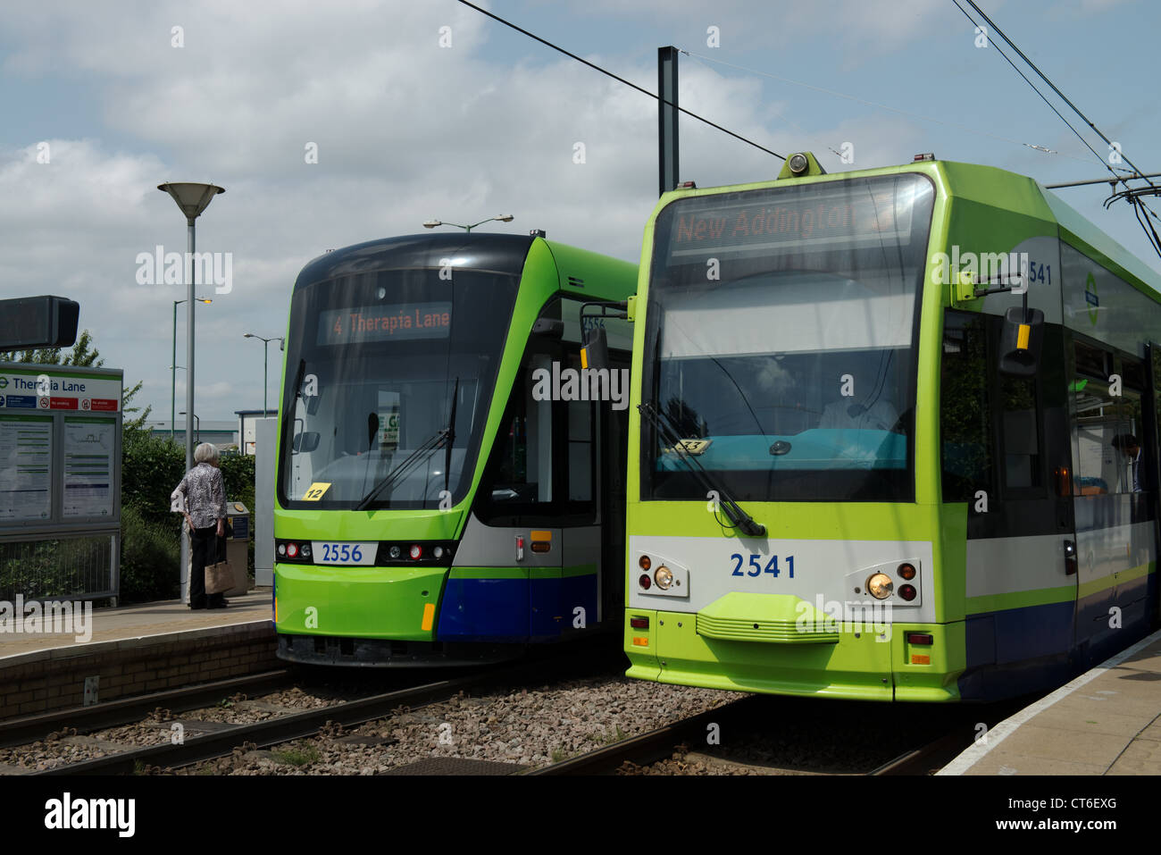 Vecchio e Nuovo Croydon tram Therapia Lane Stop -1 Foto Stock