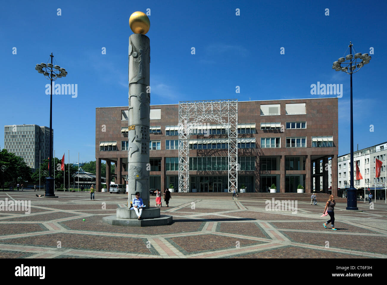 Friedensplatz a Dortmund, Ruhrgebiet, Renania settentrionale-Vestfalia, Friedenssaeule von Susanne Wehland und Neues Rathaus Foto Stock