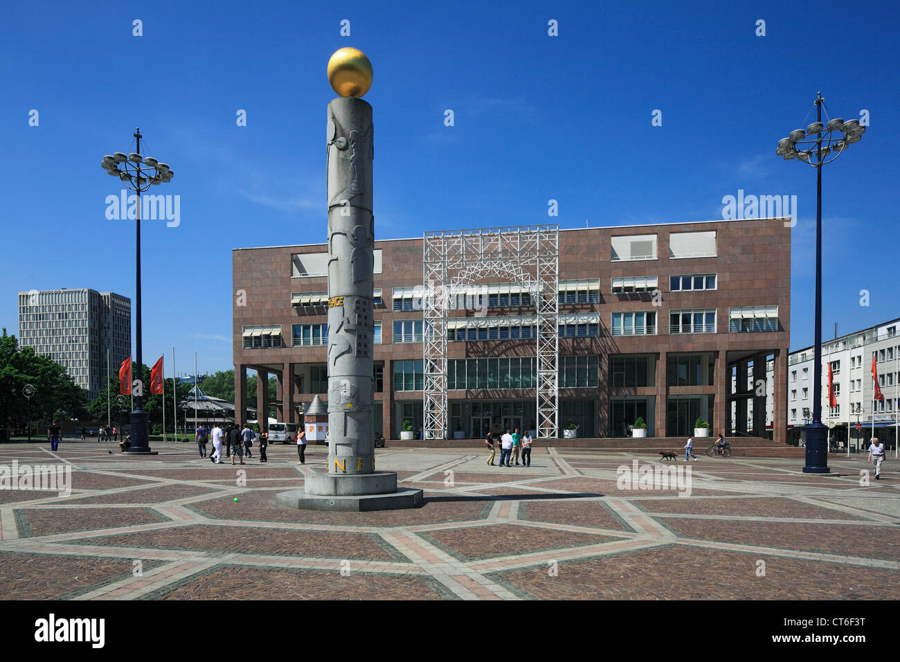 Friedensplatz a Dortmund, Ruhrgebiet, Renania settentrionale-Vestfalia, Friedenssaeule von Susanne Wehland und Neues Rathaus Foto Stock