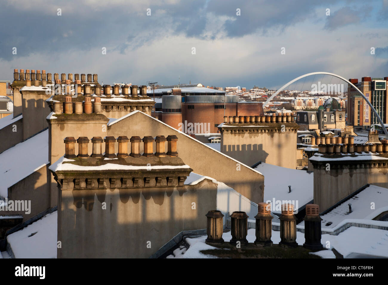 Gateshead Millennium Bridge ricoperta di neve vista dal Tyne Bridge Foto Stock