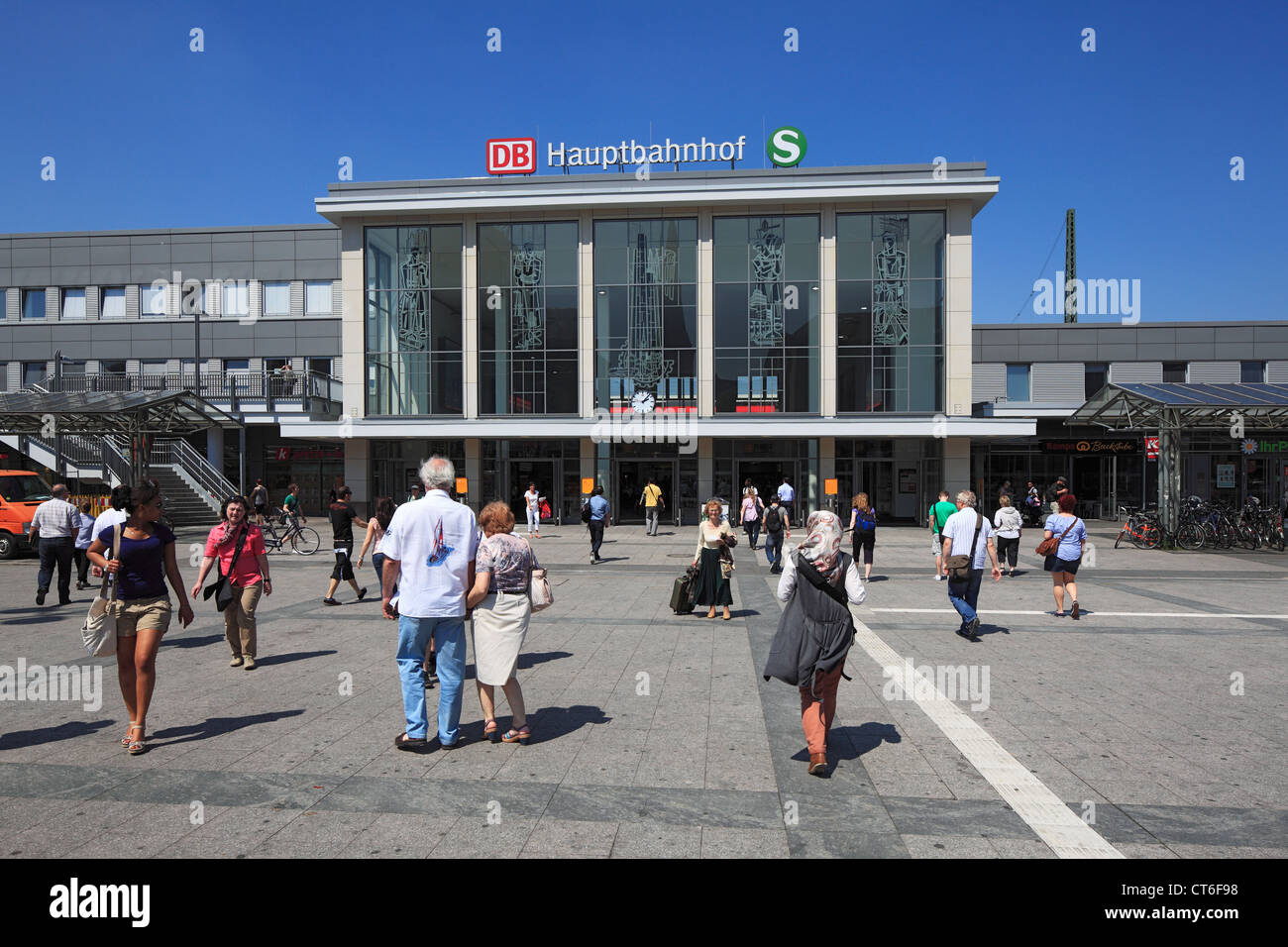 Bahnreisende auf dem Bahnhofsvorplatz am Hauptbahnhof a Dortmund, Ruhrgebiet, Renania settentrionale-Vestfalia Foto Stock