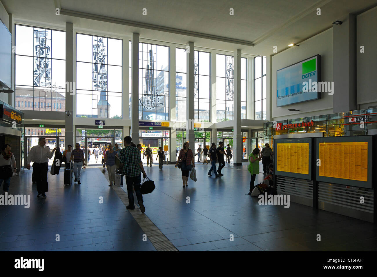 Bahnreisende in der Bahnhofshalle, Hauptbahnhof a Dortmund, Ruhrgebiet, Renania settentrionale-Vestfalia Foto Stock