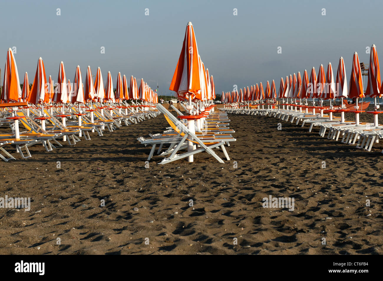 Chiuso di ombrelloni e sedie a sdraio senza persone su una spiaggia italiana, Bibbona Toscana Italia Foto Stock