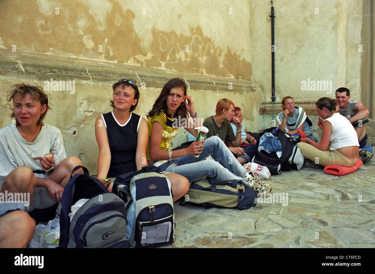 I giovani si impegnano in una escursione, Slovacchia Foto Stock