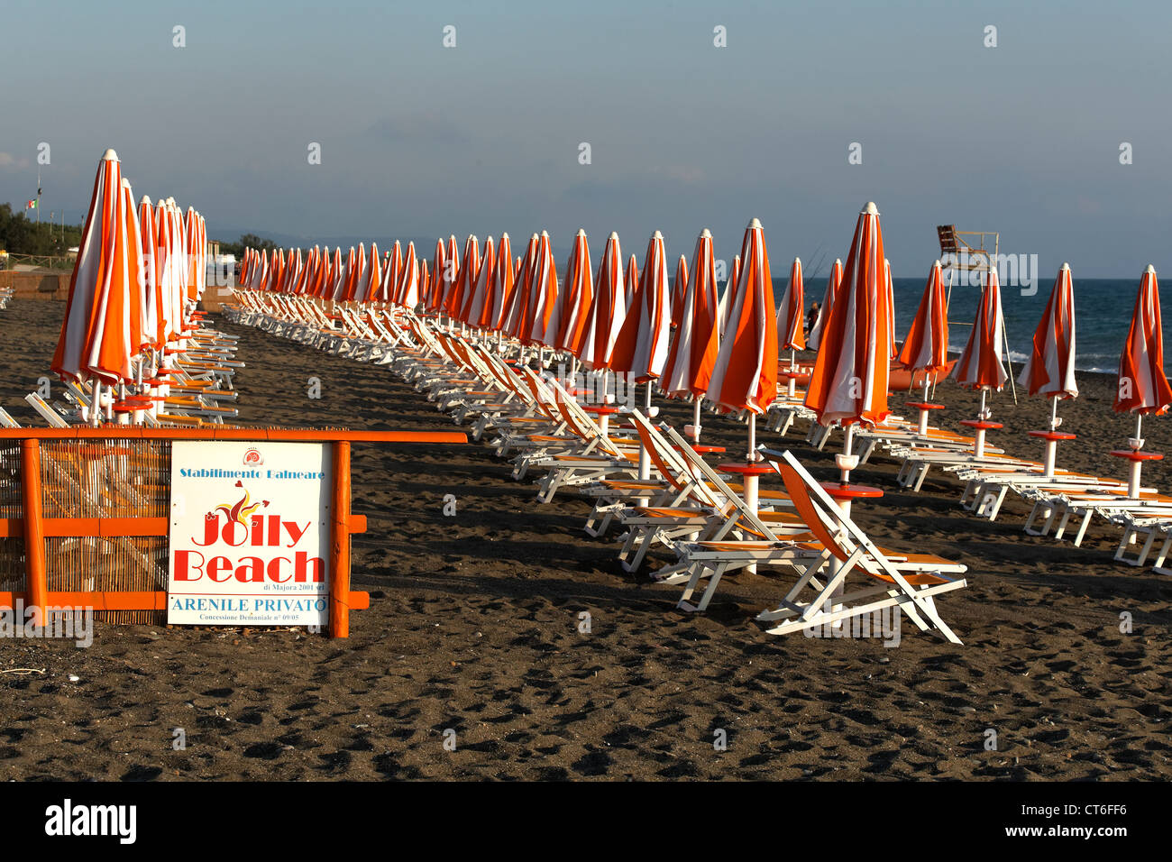 Chiuso di ombrelloni e sedie a sdraio su una spiaggia italiana, Bibbona Toscana Italia Foto Stock