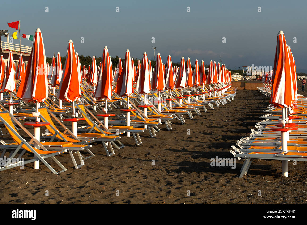 Chiuso di ombrelloni e sedie a sdraio su una spiaggia italiana, Bibbona Toscana Italia Foto Stock