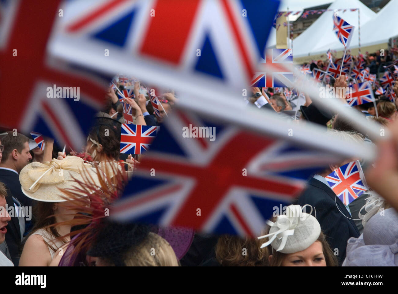 Governa la Britannia e Land of Hope and Glory, cantando canzoni patriottiche inglesi, sventolando Union Jack Flags alla fine dei giorni alla tribuna della band. Royal Ascot 2016 2010 UK HOMER SYKES Foto Stock