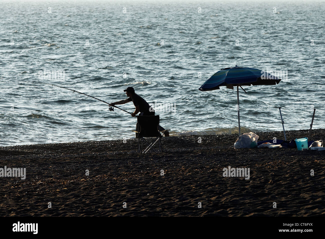 L'uomo la pesca in spiaggia su una spiaggia italiana, Bibbona Toscana Italia Foto Stock
