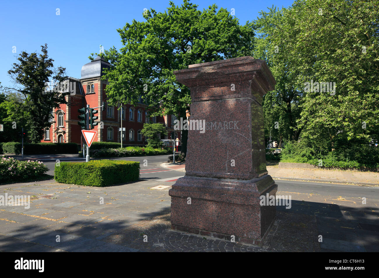 Bismarckplatz mit Sockel ehemaliges Bismarck-Denkmal, dahinter ein Gesundheitshaus, Krefeld, Niederrhein, Renania settentrionale-Vestfalia Foto Stock