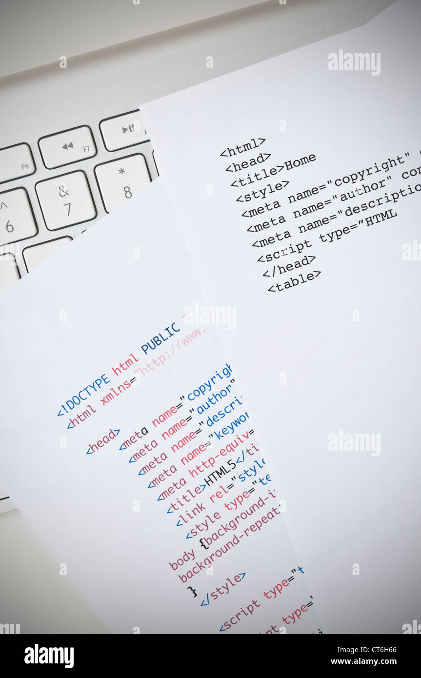 Linguaggio di programmazione HTML concetto con la tastiera del computer e script HTML Foto Stock
