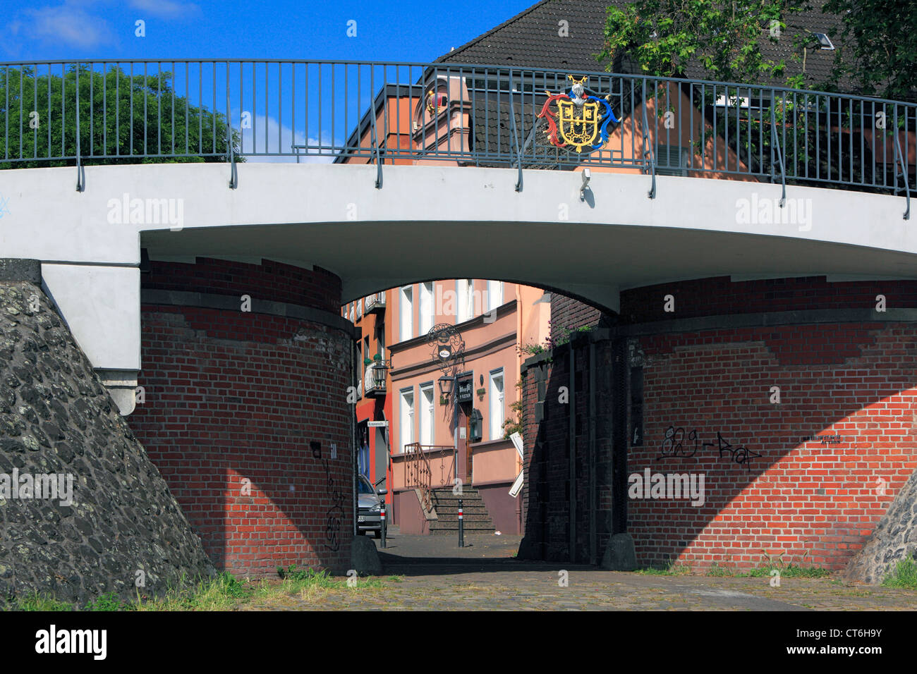 Hochwasserschutz am Rhein, Rheintor mit Wappen Uerdinger, Tor zwischen Rheinpromenade und der Strasse Am Rheintor in Krefeld-Uerdingen, Niederrhein, N Foto Stock