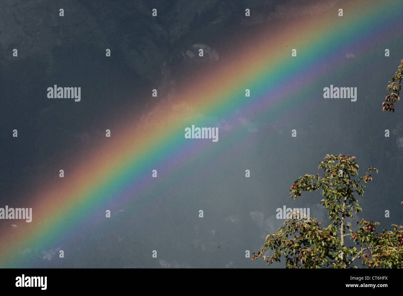 Rainbow nelle Alpi francesi. Foto Stock