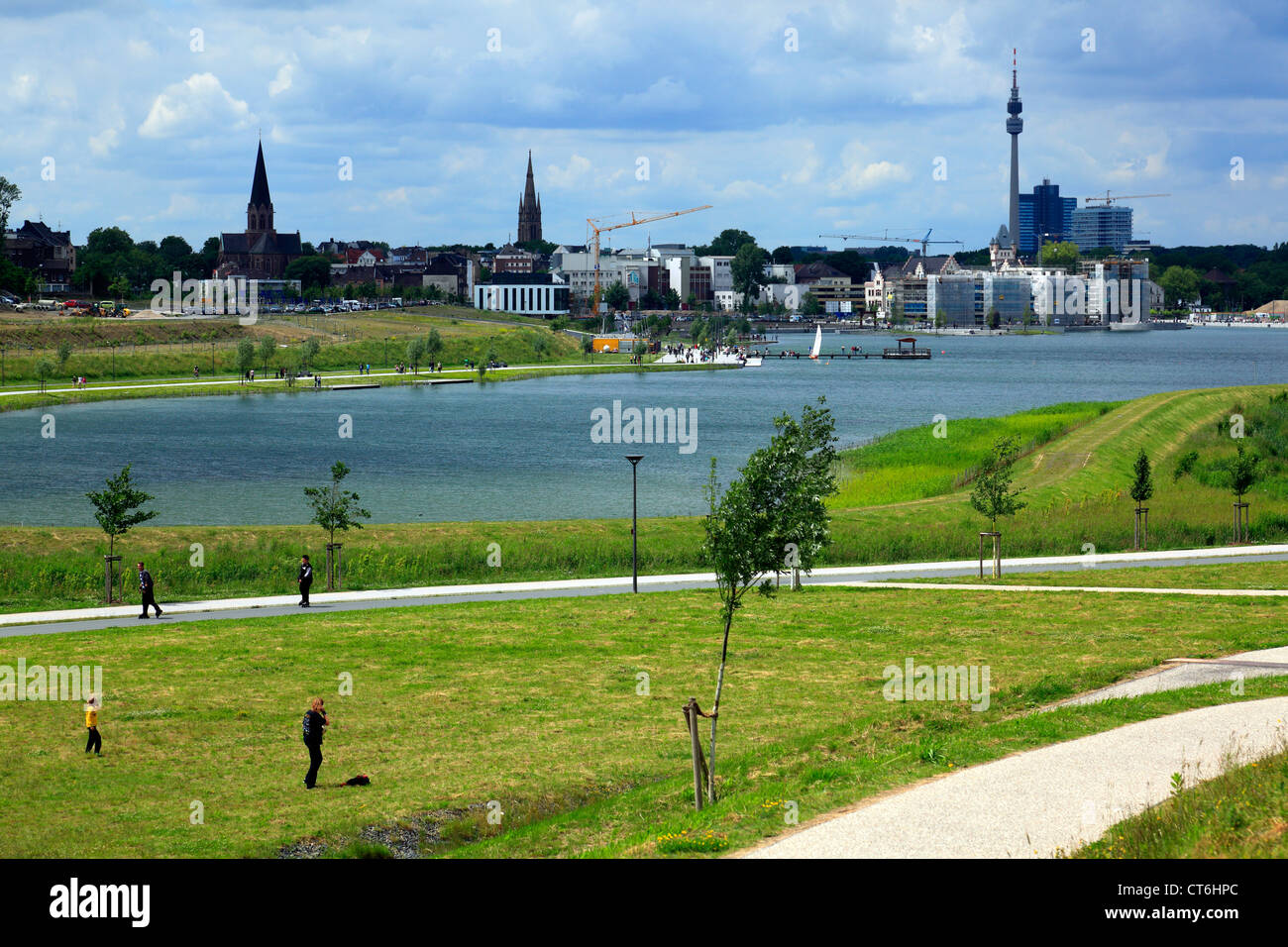 D-Dortmund, la zona della Ruhr, Westfalia, Renania settentrionale-Vestfalia, NRW, D-Dortmund-Hoerde, Phoenix-See, Phoenix lago, lago artificiale, ex terreno siderurgico Phoenix East, vista panoramica e sullo skyline di Hoerde, cattolica chiesa collegiata di Santa Clara, Lut evangelica Foto Stock