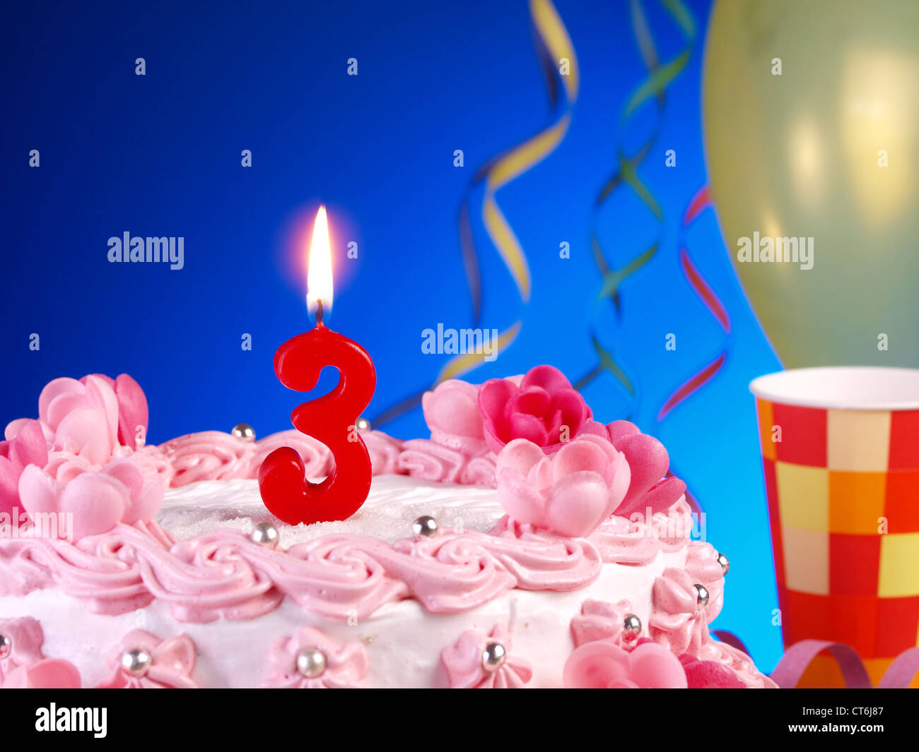 Compleanno-torta di anniversario con candele rosse che mostra Nr. 3 Foto  stock - Alamy