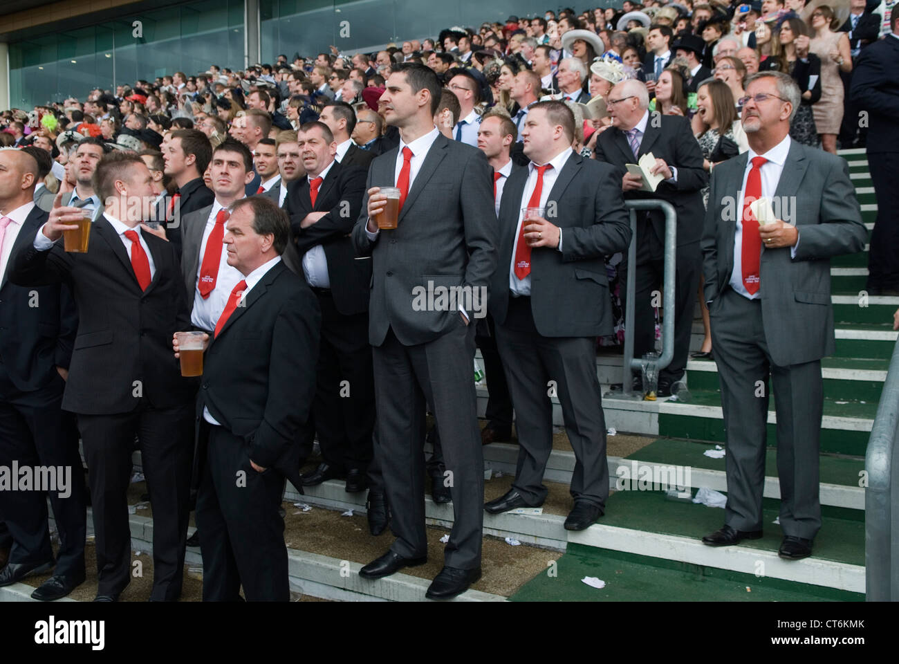 Abbigliamento personalizzato un gruppo di uomini addobbati, tutti con lacci rosse. Corse di cavalli Royal Ascot, Berkshire. HOMER SYKES anni '2012 2010 Foto Stock