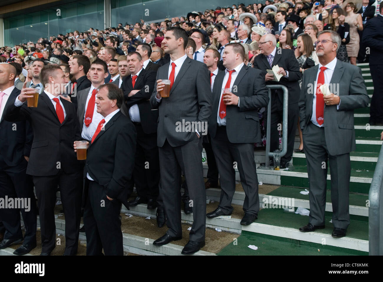 Gruppo di uomini per la festa di addio al celibato, tutti con cravatte rosse. Corse di cavalli Royal Ascot Berkshire. 2012 2010 HOMER SYKES Foto Stock