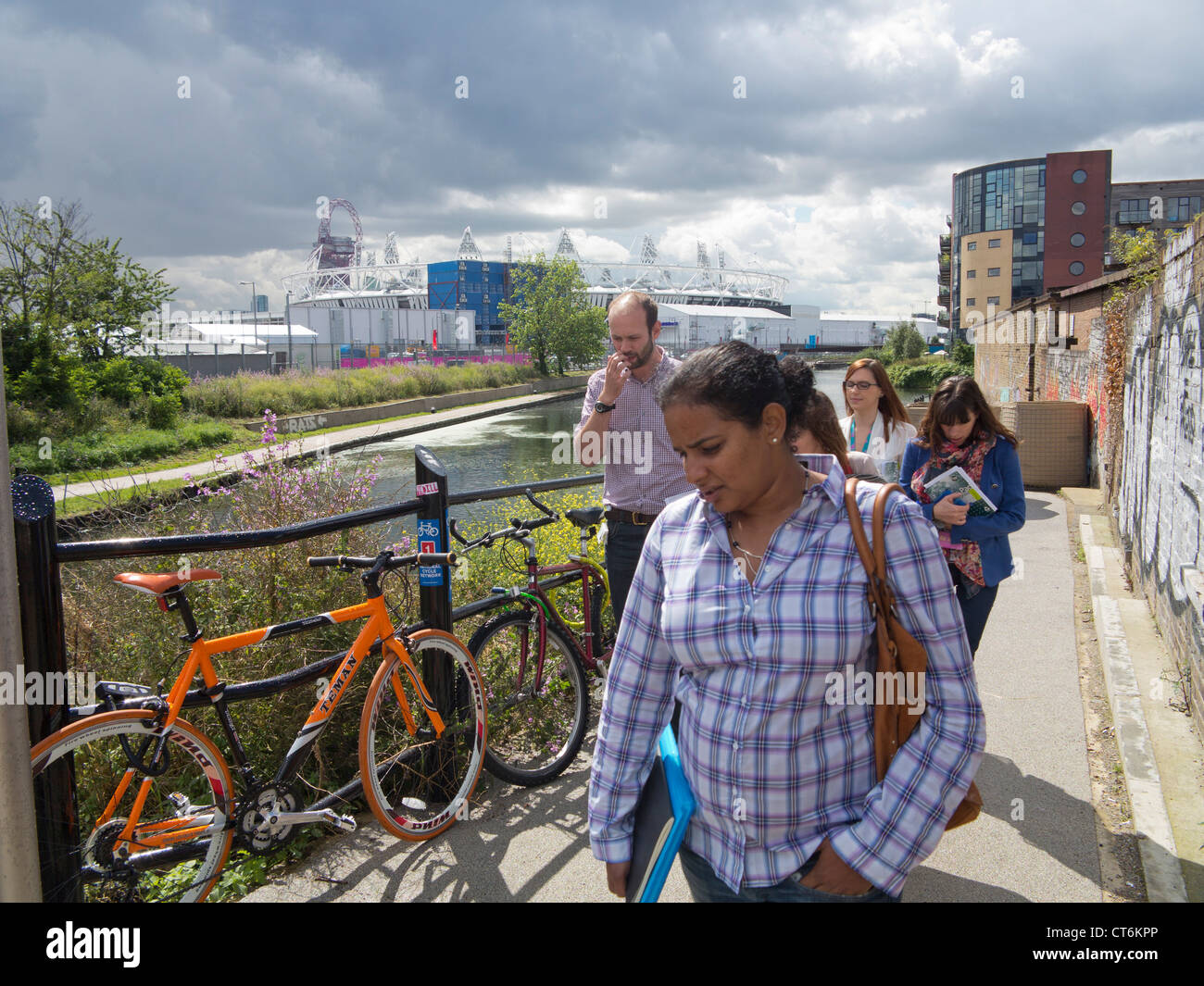 La gente camminare lungo la strada alzaia da canal, eredità del London 2012 Giochi Olimpici, REGNO UNITO Foto Stock