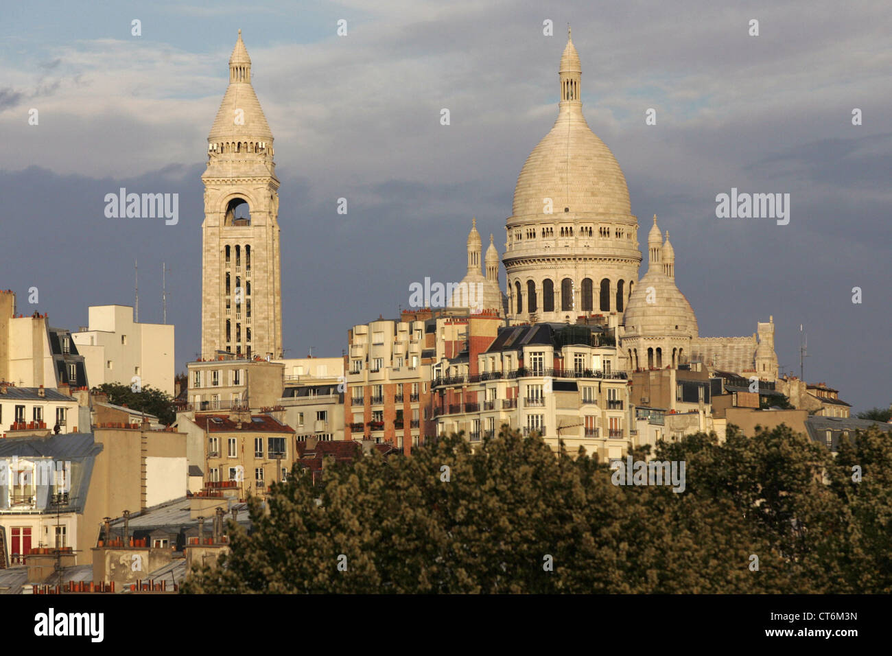 Parigi, Montmartre e il Sacré Coeur nella luce della sera Foto Stock