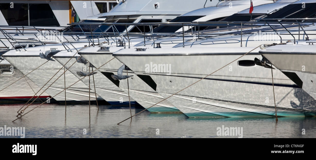 Close up di lussuosi yacht ormeggiati a Marina Foto Stock