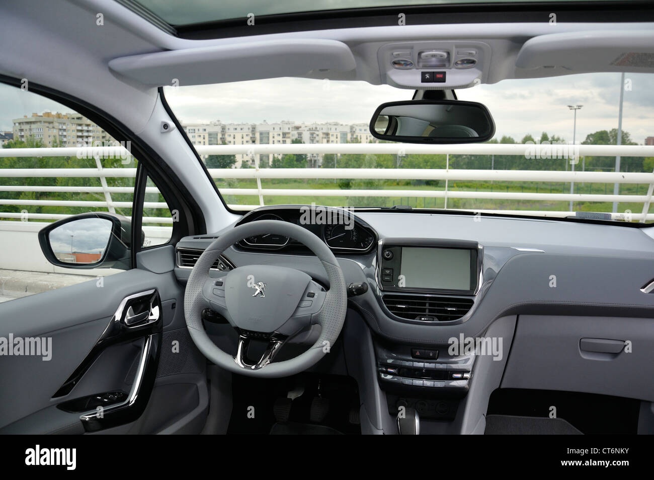 Peugeot 208 - Il mio 2012 - Popolare francese città ultracompatto che sta auto (segmento B) - cabina, interno Foto Stock