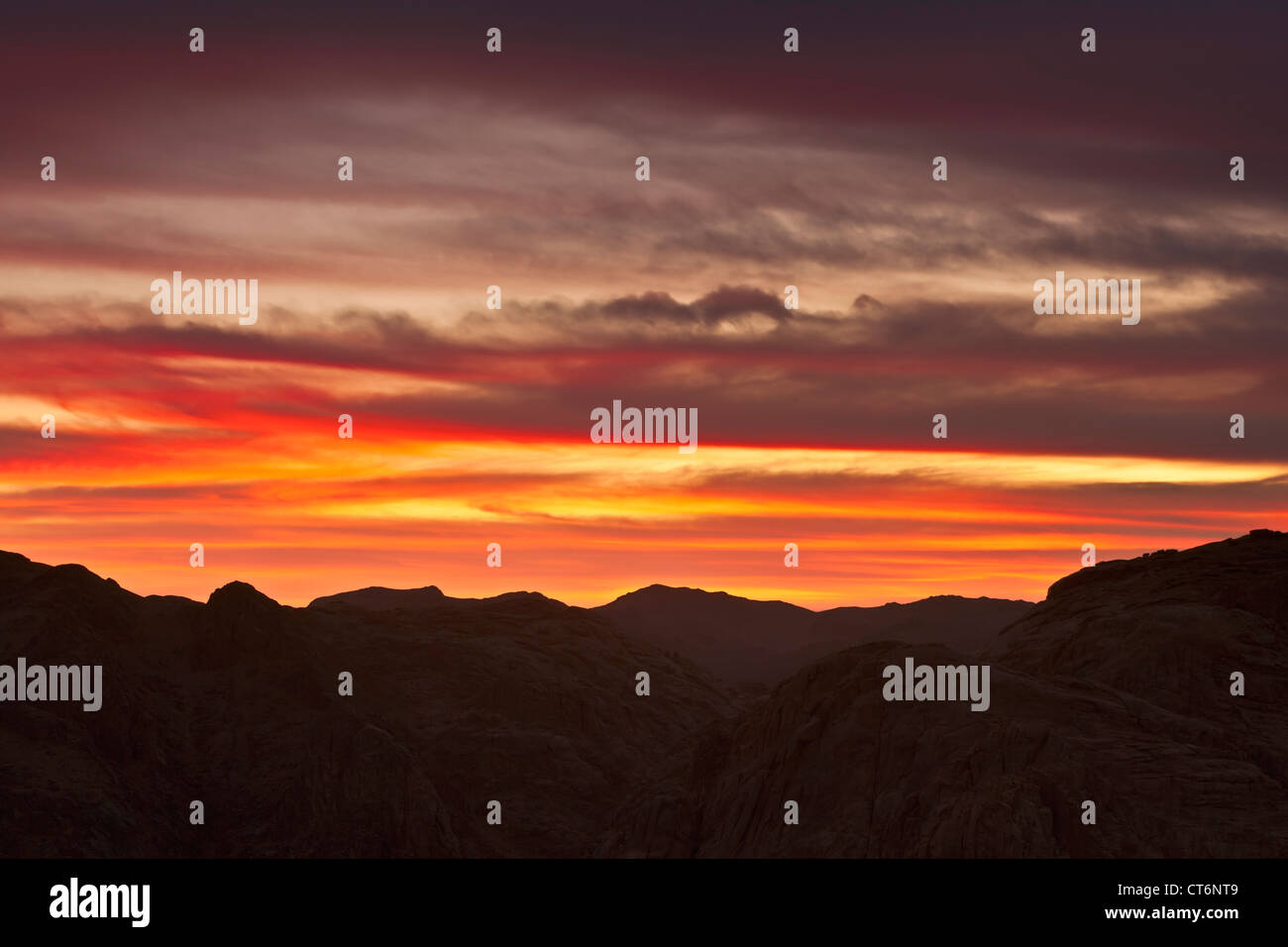 Tramonto attraverso le nuvole dalla cima del monte Sinai, Egitto Foto Stock