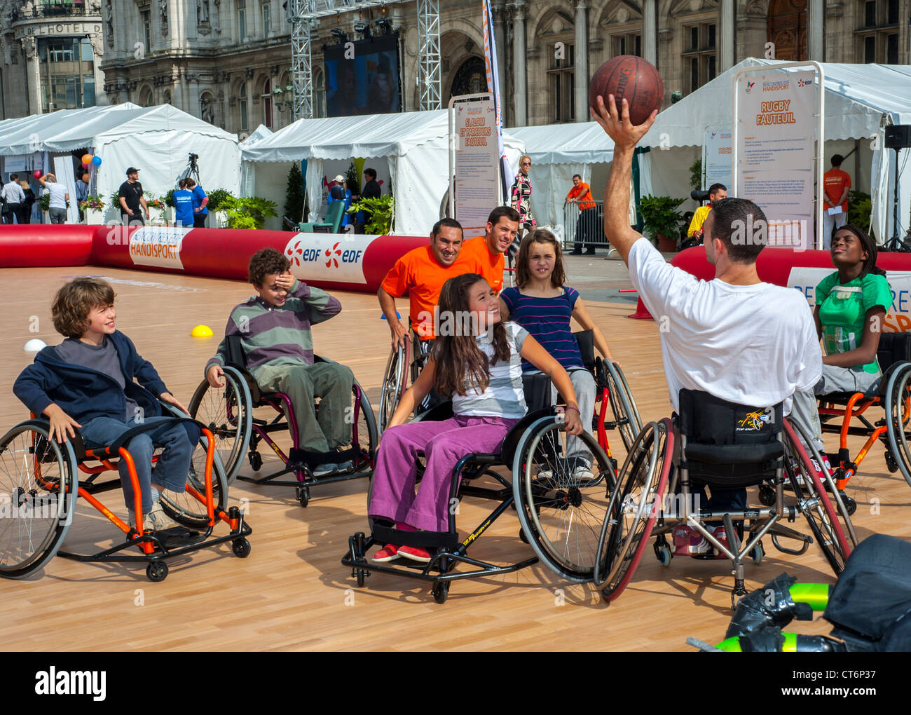 Parigi, FRANCIA - atleti francesi portatori di handicap insegnare lo sport  ai bambini in sedie a rotelle, classe di pallacanestro al 'Rencontres EDF  Handisport'. Urban Outdoors Sport, ginnastica per esigenze particolari,  scuola