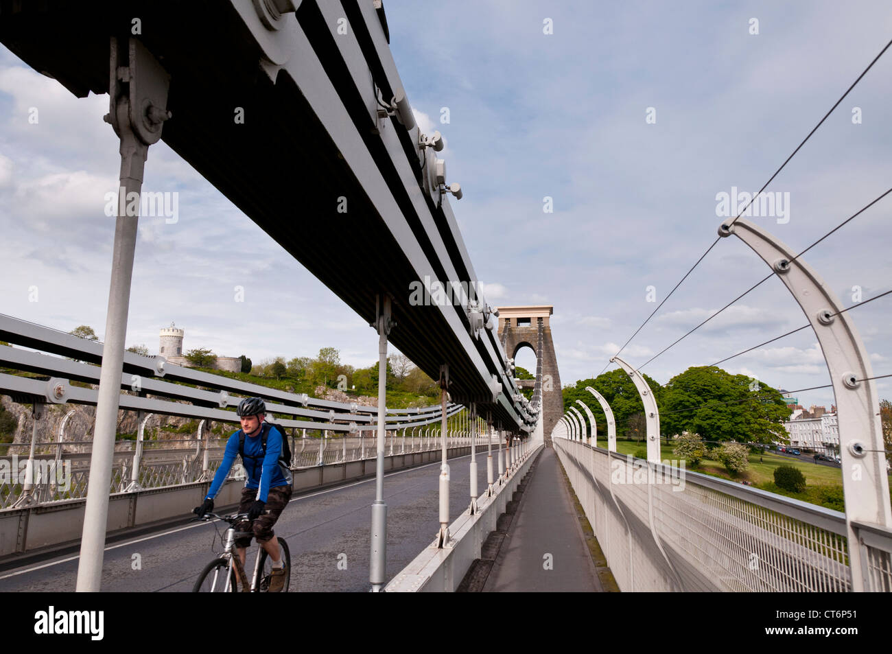 Ciclista sul ponte sospeso di Clifton, Bristol, Regno Unito Foto Stock
