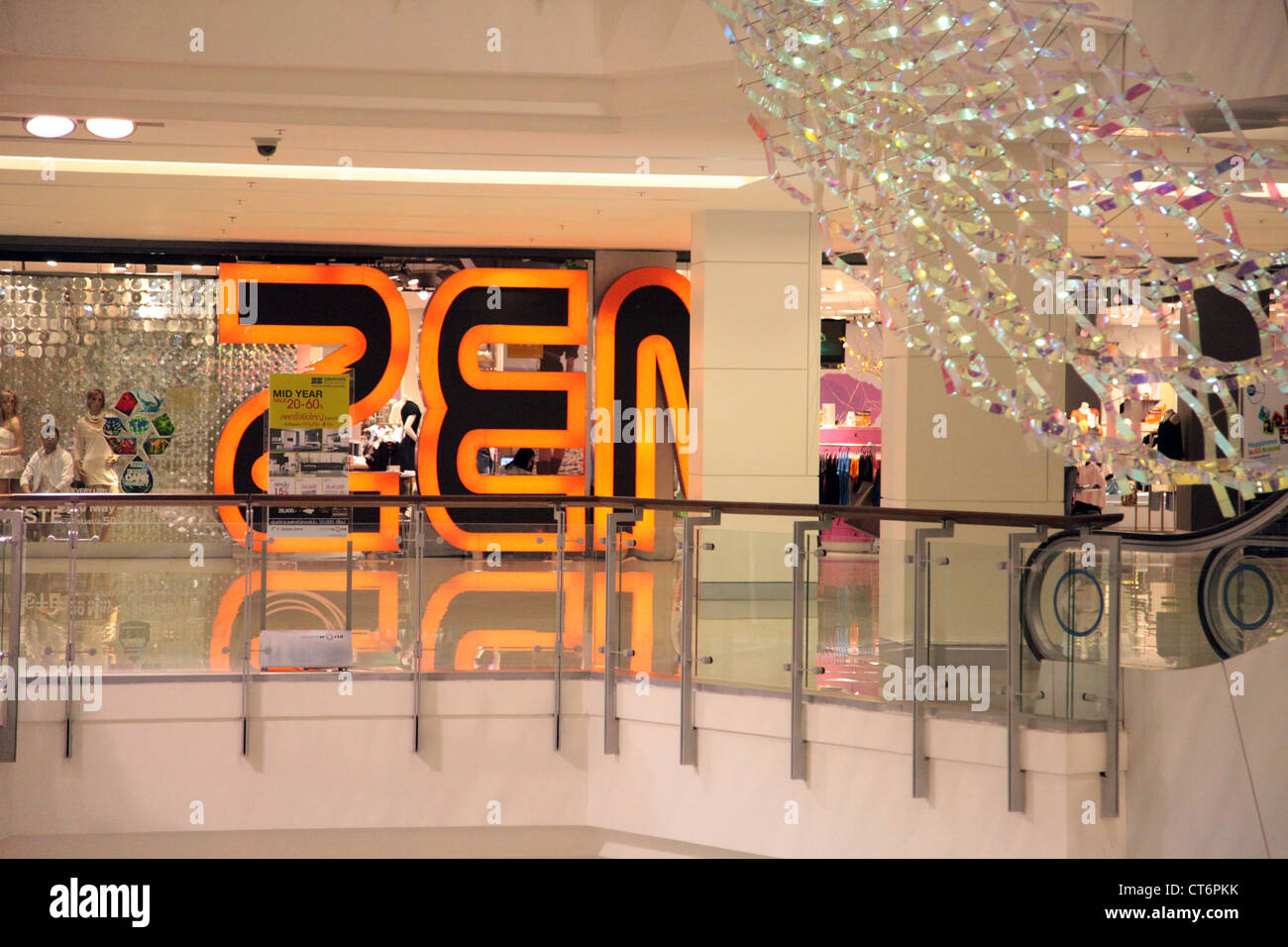 Si tratta di una foto dell'interno di un centro commerciale per lo shopping a Bangkok in Tailandia. Si tratta di un nuovo e moderno, i colori caldi e luminosi Foto Stock