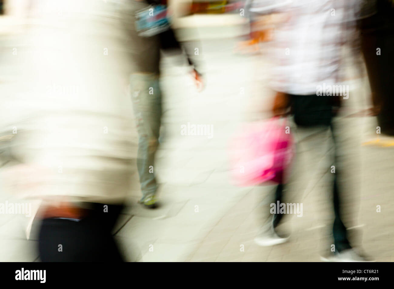 Movimento sfocate di persone a passeggiare e a fare shopping in una città frenetica, England, Regno Unito Foto Stock