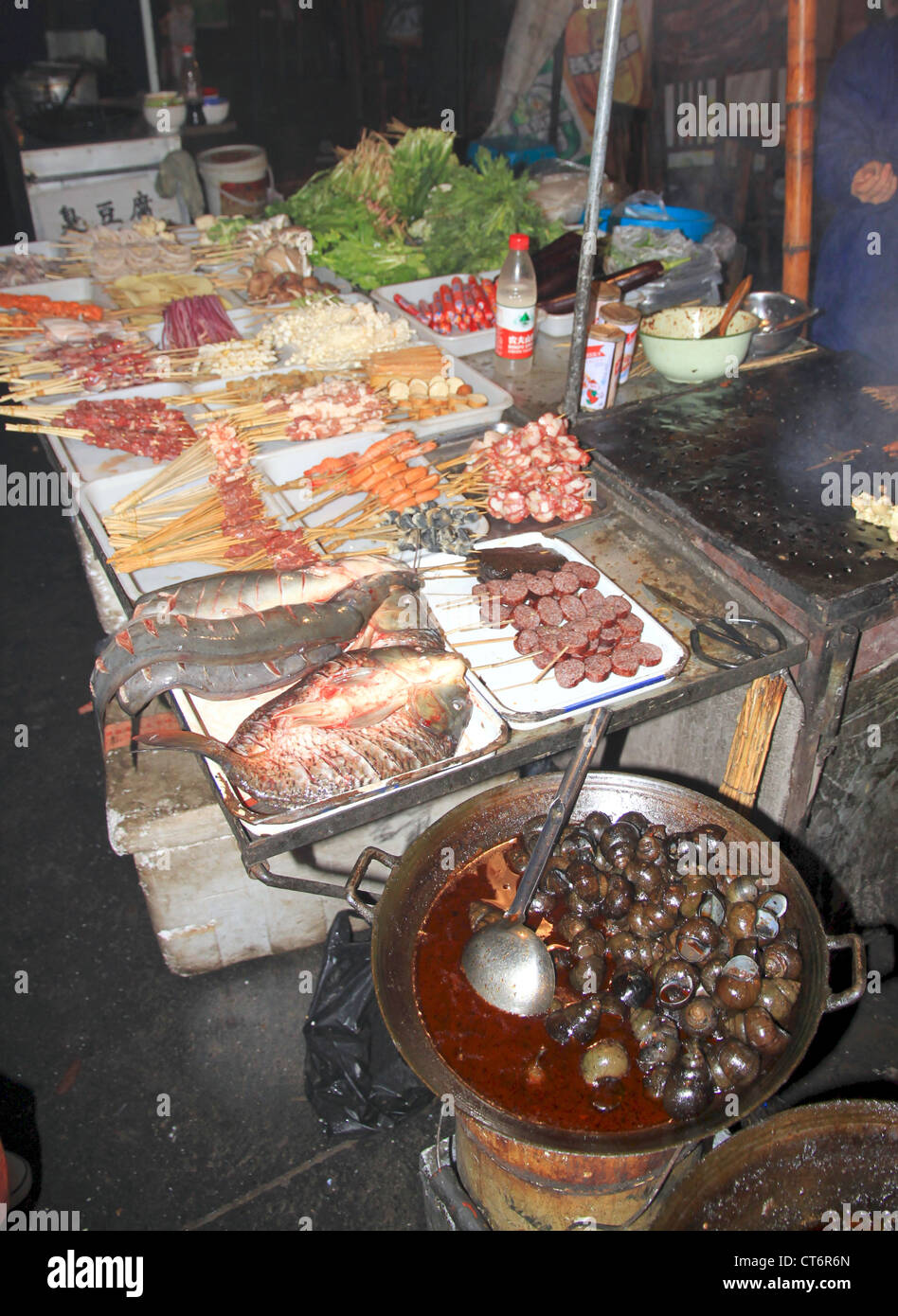 Tradizionale cibo di strada nella contea di Fenghuang, Cina Foto Stock