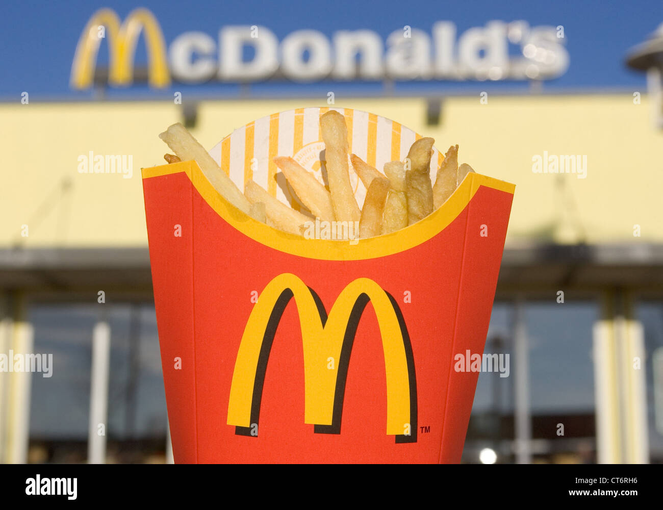 Berlino, di fronte a McDonald's french fries logo Foto Stock