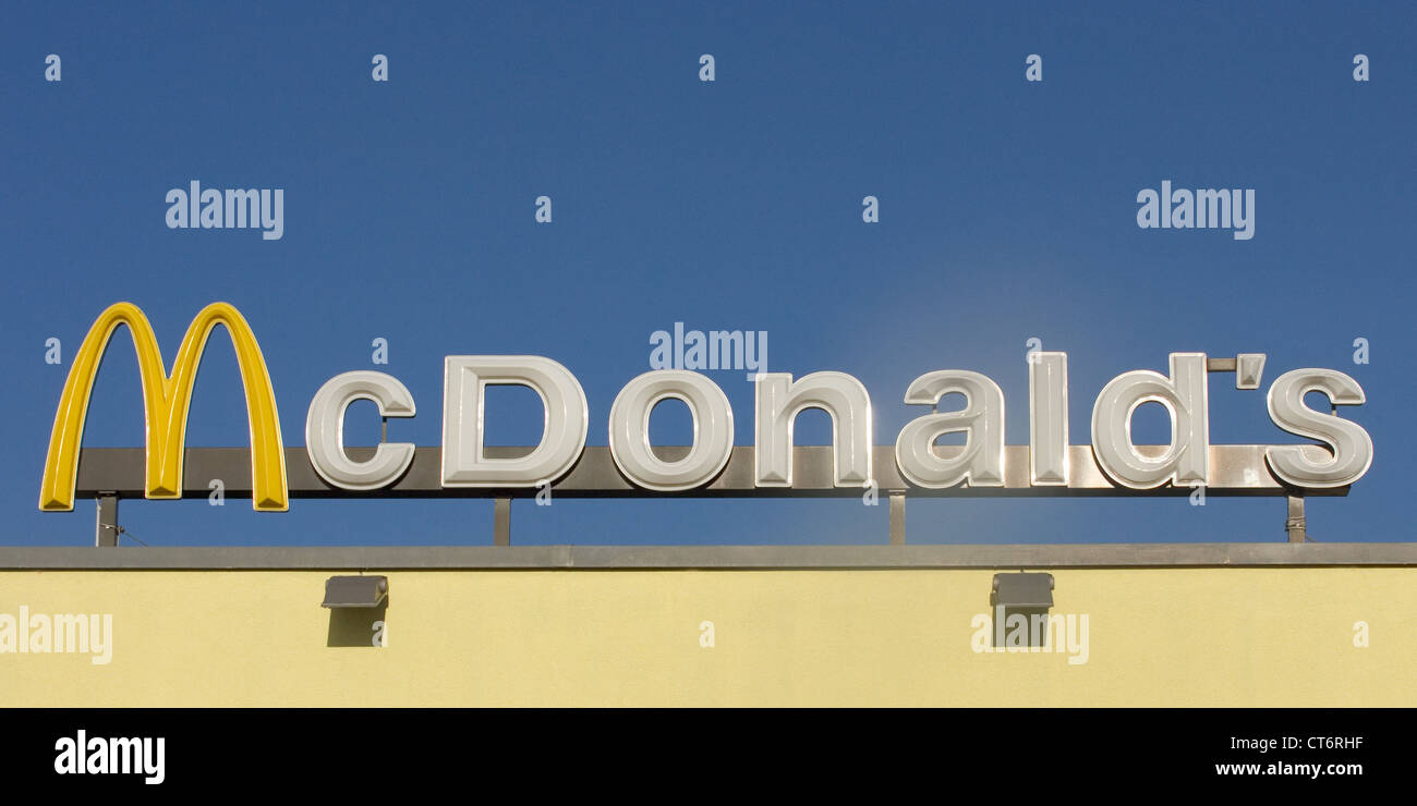 Berlino, logo di un ristorante McDonald's Foto Stock