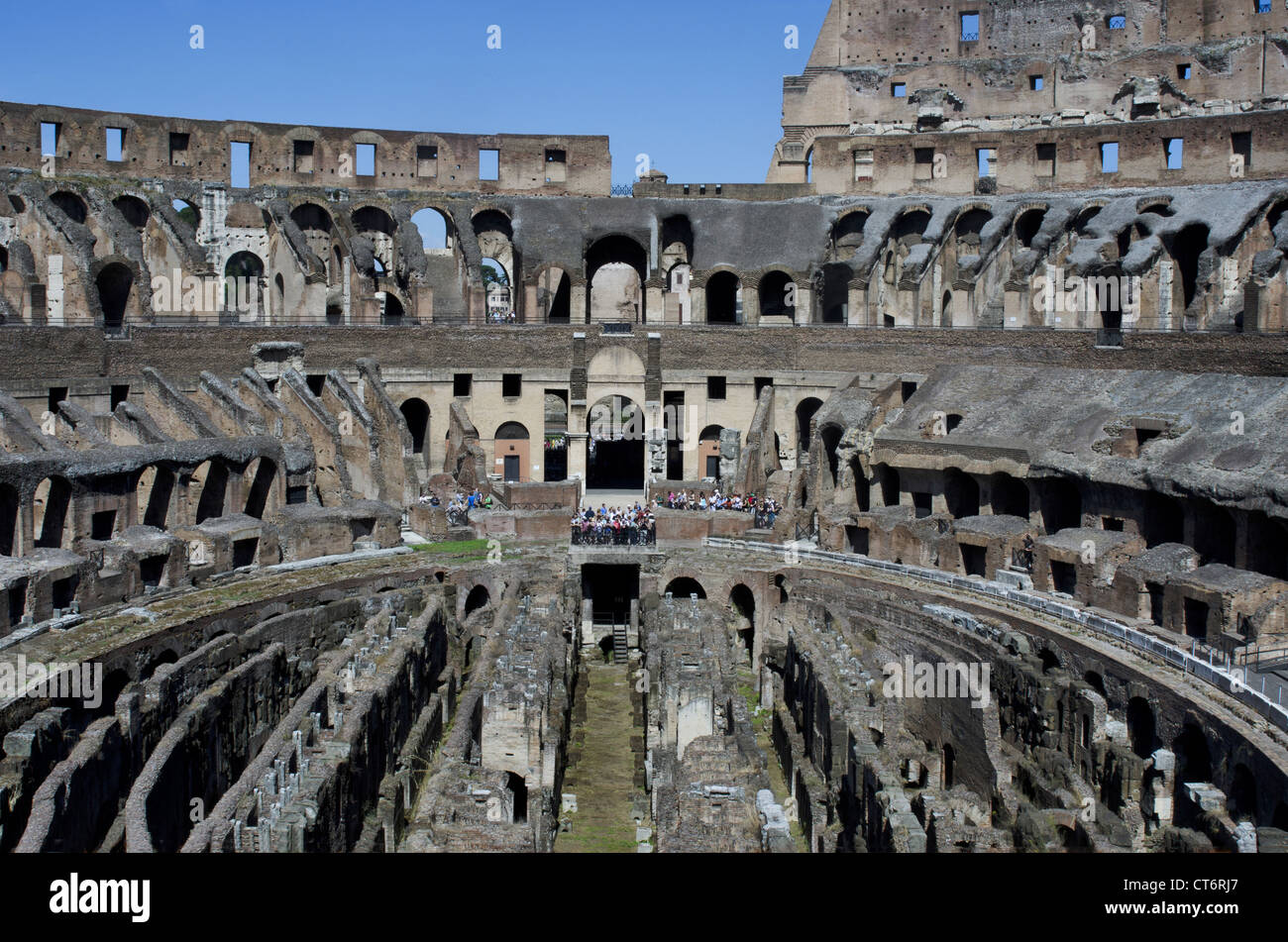 La vista interna del Colosseo o il Colosseo, noto anche come l'anfiteatro Flavio, Roma, Italia Foto Stock